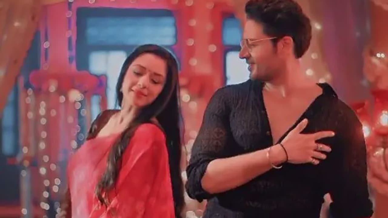 Anupamaa: अनुपमा को रिझाने रोमांटिक हुआ अनुज, फैमिली के सामने ही रोमांस करता दिखा कपल Anupamaa: अनुपमा को रिझाने रोमांटिक हुआ अनुज, फैमिली के सामने ही रोमांस करता दिखा कपल