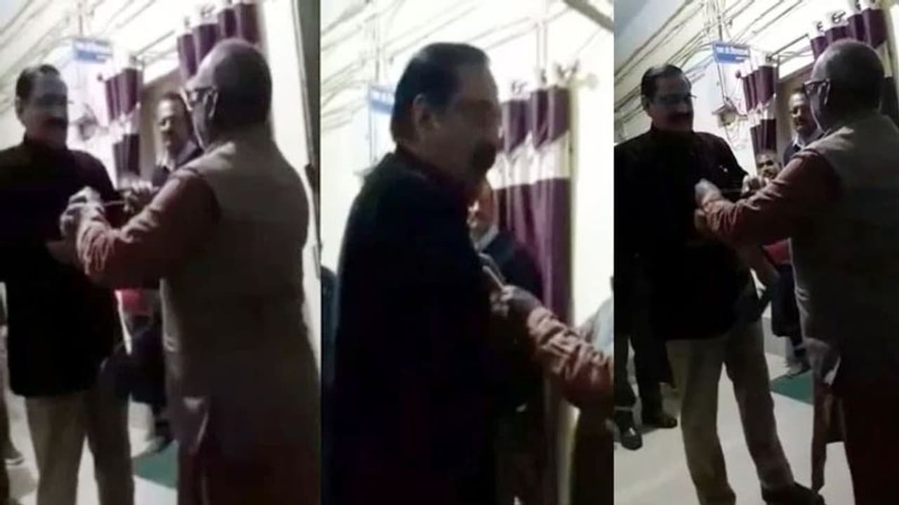 MP: Rewa में ये कैसी विदाई, APS University के उपकुलसचिव को रिटायरमेंट पर जूतों की माला दी, जानें पूरा मामला MP: Rewa में ये कैसी विदाई, APS University के उपकुलसचिव को रिटायरमेंट पर जूतों की माला दी, जानें पूरा मामला