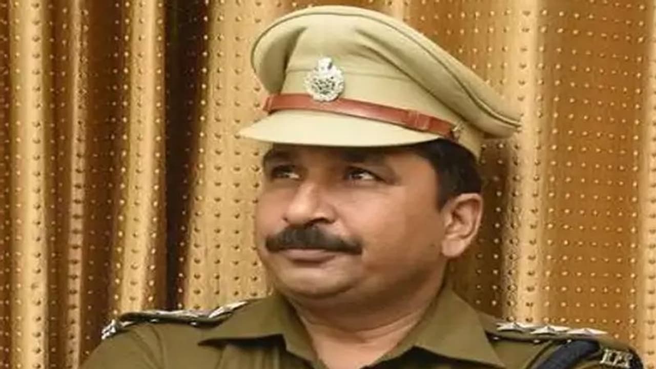 राजस्थान में अब रक्षक ही भक्षक: DSP ने महिला कांस्टेबल से किया रेप, मथुरा में ले जाकर की हैवानियत.. राजस्थान में अब रक्षक ही भक्षक: DSP ने महिला कांस्टेबल से किया रेप, मथुरा में ले जाकर की हैवानियत..