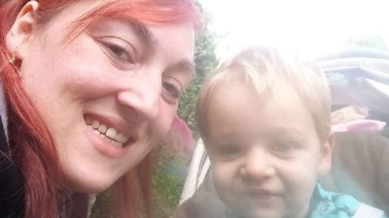 അമ്മ വീണു, അമാന്തിച്ചു നിൽക്കാതെ എമർജൻസി നമ്പറിലേക്ക് വിളിച്ച് സഹായം ചോദിച്ച് മൂന്നുവയസുകാരൻ