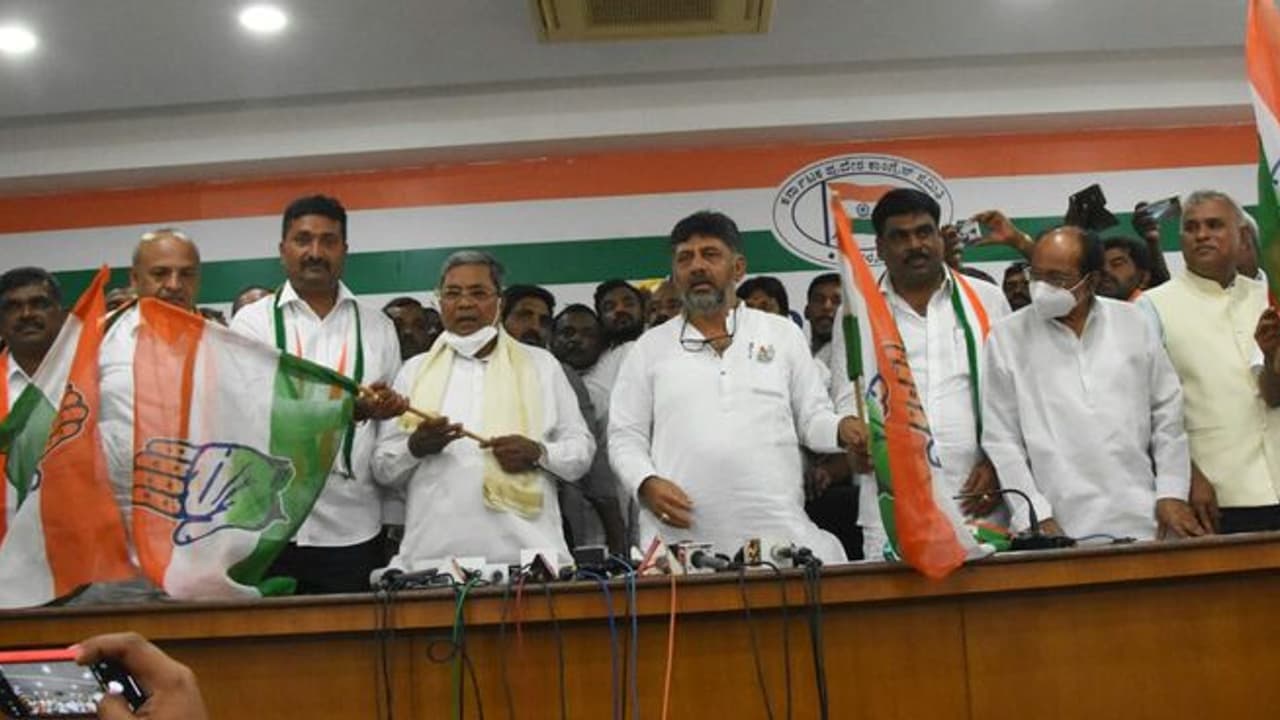 Karnataka Politics: ಬಿಜೆಪಿ, ಜೆಡಿಎಸ್‌ ನಾಯಕರು ಕಾಂಗ್ರೆಸ್ ಸೇರ್ಪಡೆ, ಕ್ಯೂನಲ್ಲಿ ಘಟಾನುಘಟಿಗಳು