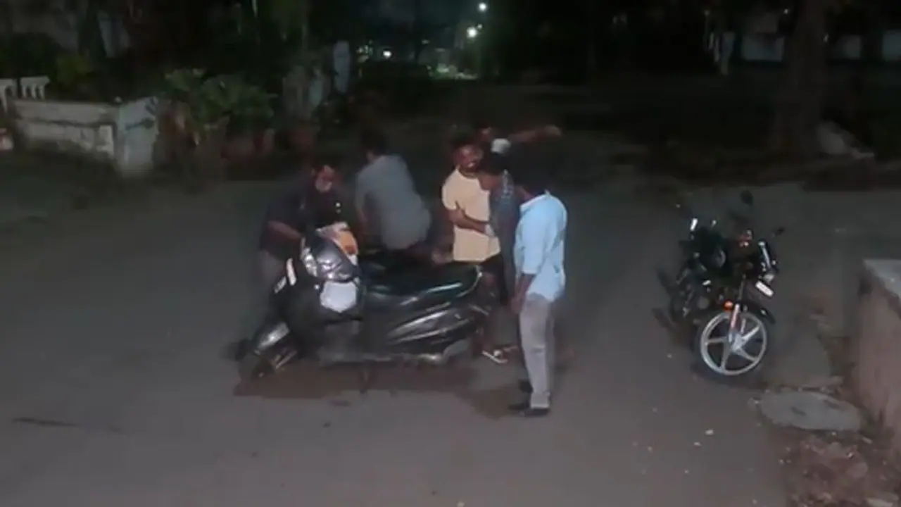 FACT CHECK: जन्मदिन पर केक खिलाने से लड़की की मौत हो गई, जानें क्या है वायरल वीडियो का सच? FACT CHECK: जन्मदिन पर केक खिलाने से लड़की की मौत हो गई, जानें क्या है वायरल वीडियो का सच?