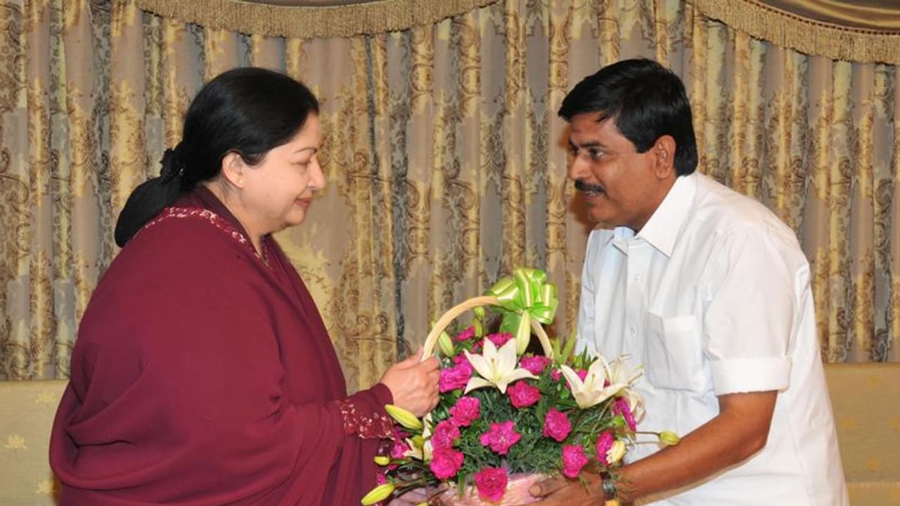 முன்னாள் அமைச்சர் நீக்கம் போலி அறிக்கை வெளியிட்ட முன்னாள் அதிமுக நிர்வாகி அதிரடி கைது முன்னாள் அமைச்சர் நீக்கம் போலி அறிக்கை வெளியிட்ட முன்னாள் அதிமுக நிர்வாகி அதிரடி கைது