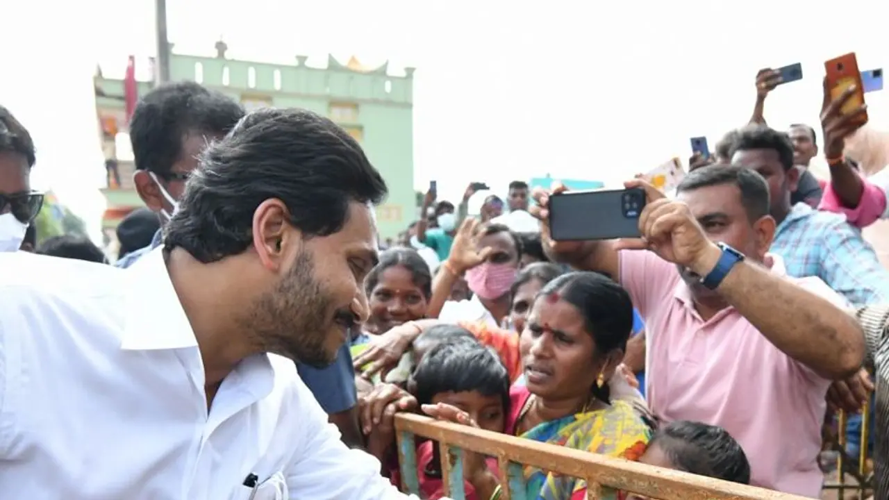 వరద బాధితులకు అండగా ఉంటాం: తిరుపతిలో సీఎం జగన్ టూర్ వరద బాధితులకు అండగా ఉంటాం: తిరుపతిలో సీఎం జగన్ టూర్