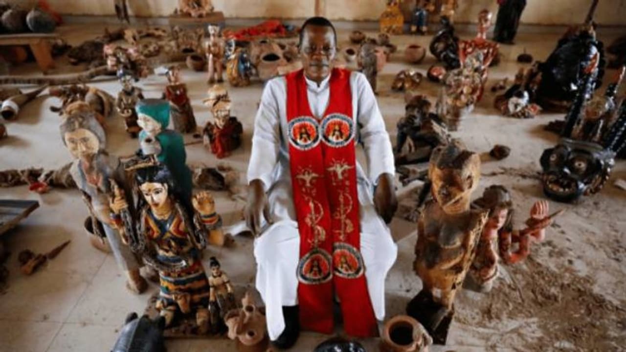 Nigerian priest : ക്രിസ്തുമതത്തിന് മുമ്പുള്ള മതപരമായ പുരാവസ്തുക്കൾ ശേഖരിച്ച് സംരക്ഷിച്ച് ക്രിസ്തീയ പുരോഹിതൻ