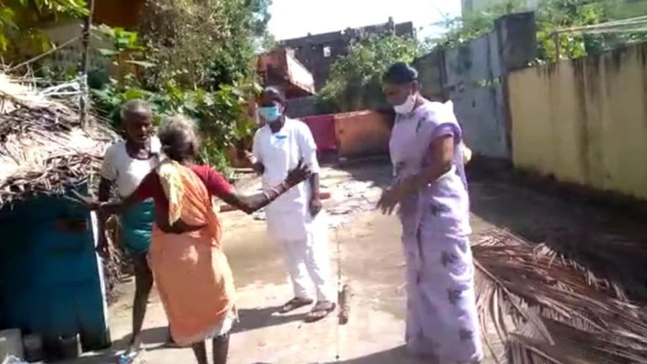 Covid vaccine:உடம்புல அங்காளம்மா.. சாமி ஆடி செவிலியர்களை விரட்டிய மூதாட்டி.. மோடியே வந்தாலும் நடக்காது.