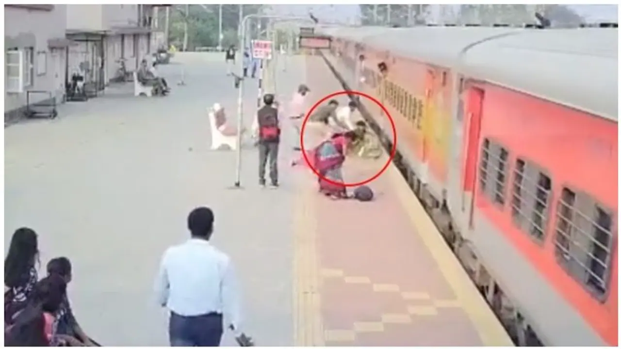 ரயிலுக்கும் ப்ளாட்பாரத்திற்கு இடையில் சிக்கிய பெண்... நூலிழையில் உயிரை காப்பாற்றிய போலீசார்..! ரயிலுக்கும் ப்ளாட்பாரத்திற்கு இடையில் சிக்கிய பெண்... நூலிழையில் உயிரை காப்பாற்றிய போலீசார்..!