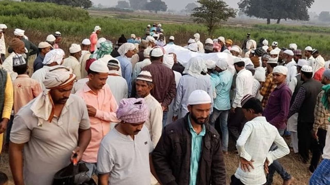 Jharkhand: नाबालिग भतीजी ने प्यार ठुकराया तो चाचा ने मार डाला, खुद सुसाइड किया, कब्रिस्तान में आसपास दफनाए गए Jharkhand: नाबालिग भतीजी ने प्यार ठुकराया तो चाचा ने मार डाला, खुद सुसाइड किया, कब्रिस्तान में आसपास दफनाए गए