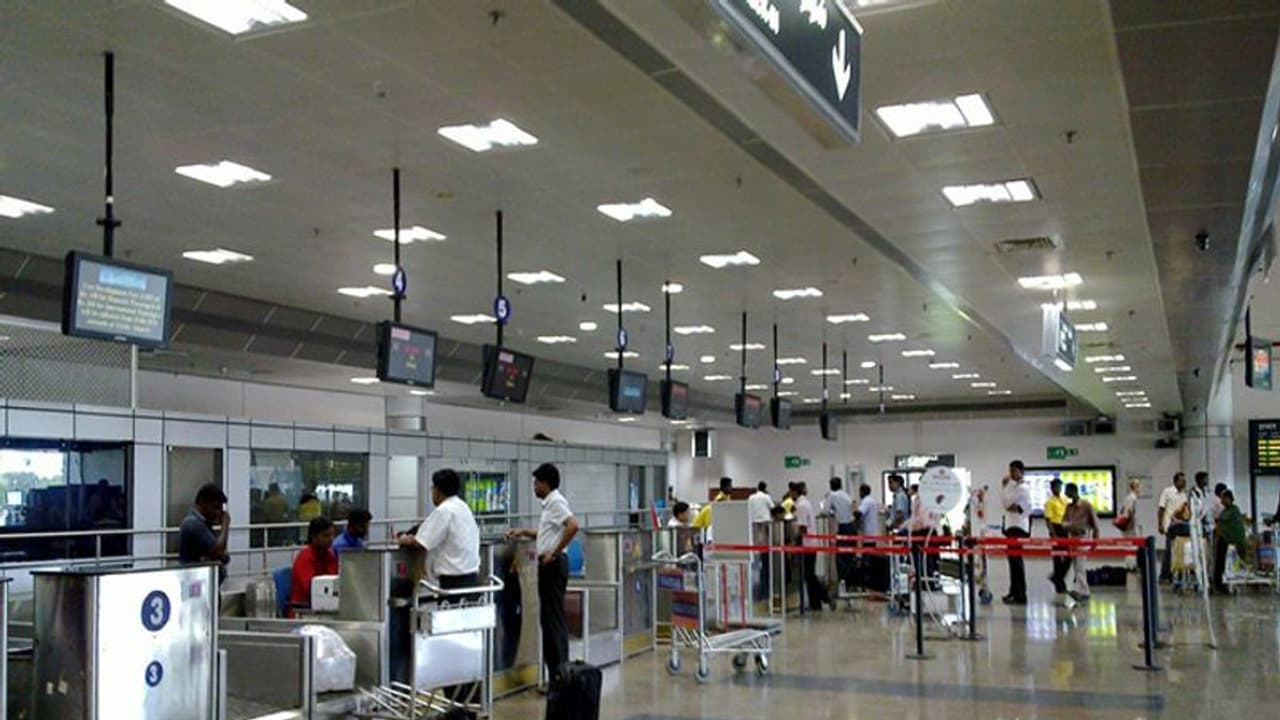 Omicron : सिंगापुर और ब्रिटेन से तमिलनाडु पहुंचे बच्चे समेत दो संक्रमित, जीनोम सीक्वेंसिंग के लिए भेजे सैंपल Omicron : सिंगापुर और ब्रिटेन से तमिलनाडु पहुंचे बच्चे समेत दो संक्रमित, जीनोम सीक्वेंसिंग के लिए भेजे सैंपल