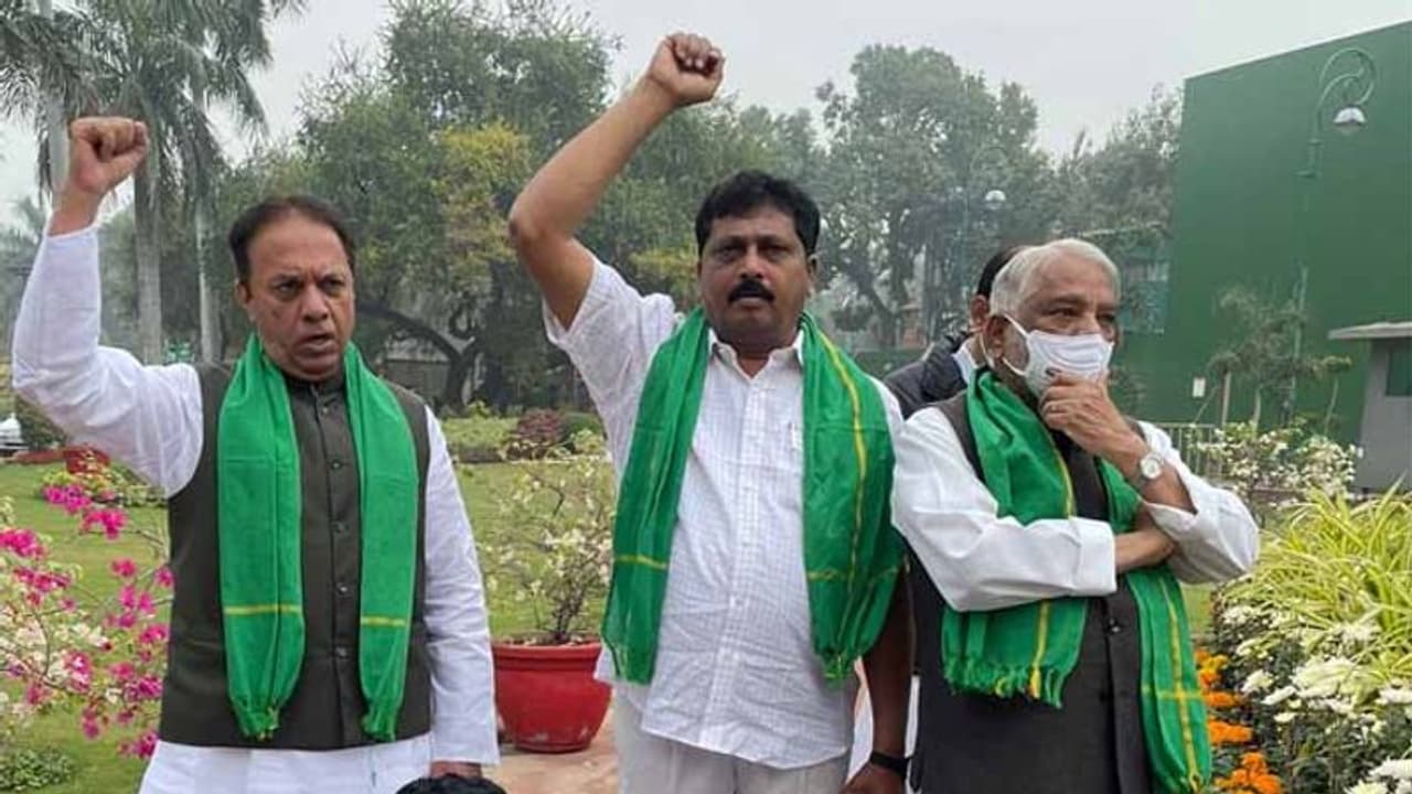 పార్లమెంట్ గాంధీ విగ్రహం వద్ద విపక్ష ఎంపీల ఆందోళన: పాల్గొన్న టీఆర్ఎస్ ఎంపీలు పార్లమెంట్ గాంధీ విగ్రహం వద్ద విపక్ష ఎంపీల ఆందోళన: పాల్గొన్న టీఆర్ఎస్ ఎంపీలు