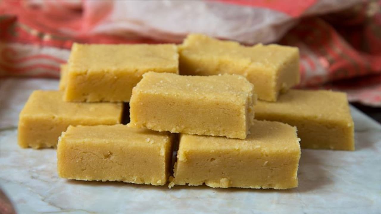 Famous Food of India: सिर्फ 10 मिनट में बनाएं साउथ इंडिया का फेमस मैसूर पाक, चीनी की जगह करें इसका यूज Famous Food of India: सिर्फ 10 मिनट में बनाएं साउथ इंडिया का फेमस मैसूर पाक, चीनी की जगह करें इसका यूज