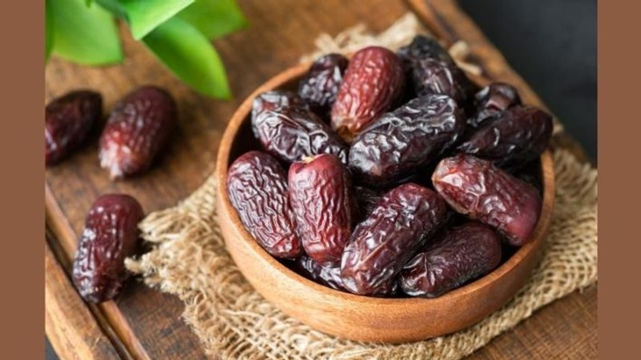 Health Tips: खजूर का सेवन कही आपकी सेहत के लिए तो नहीं हानिकारक, जानिए किन लोगों को करना है इससे परहेज Health Tips: खजूर का सेवन कही आपकी सेहत के लिए तो नहीं हानिकारक, जानिए किन लोगों को करना है इससे परहेज