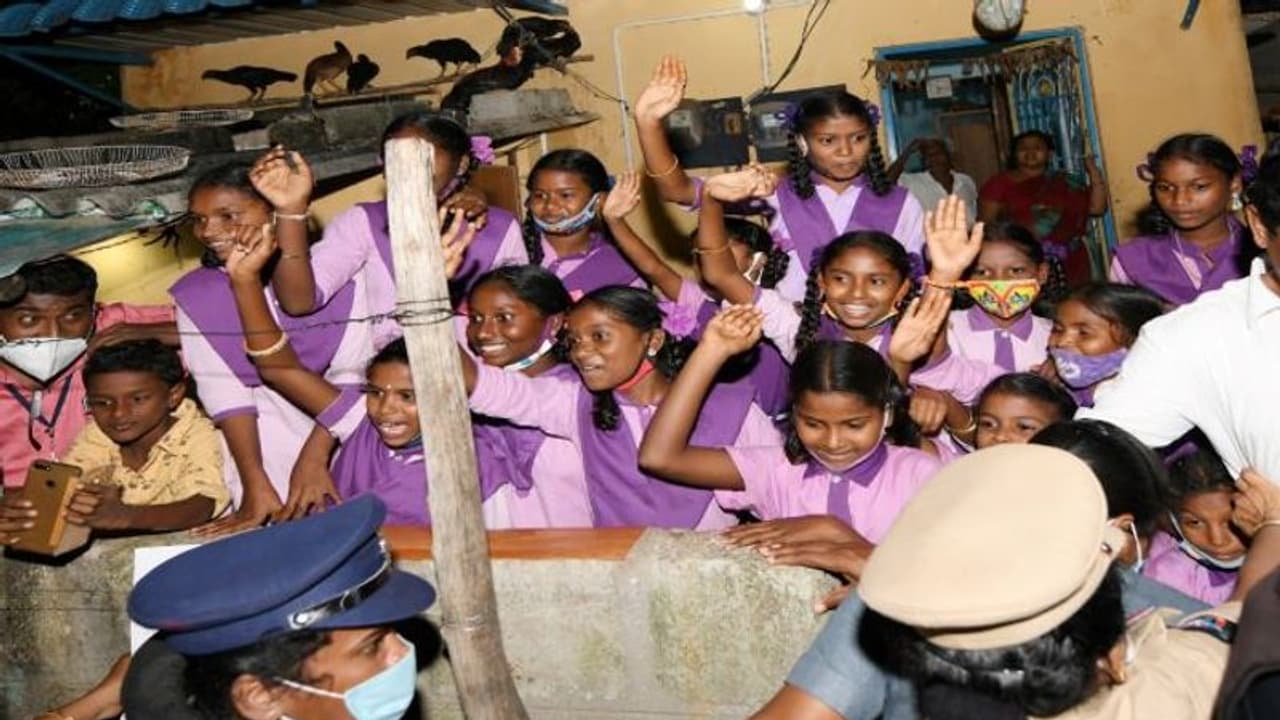 కాలినొప్పి తగ్గిందా మామయ్య..? పరామర్శకు వెళ్లిన సీఎం జగన్ నే పరామర్శించిన చిన్నారులు కాలినొప్పి తగ్గిందా మామయ్య..? పరామర్శకు వెళ్లిన సీఎం జగన్ నే పరామర్శించిన చిన్నారులు