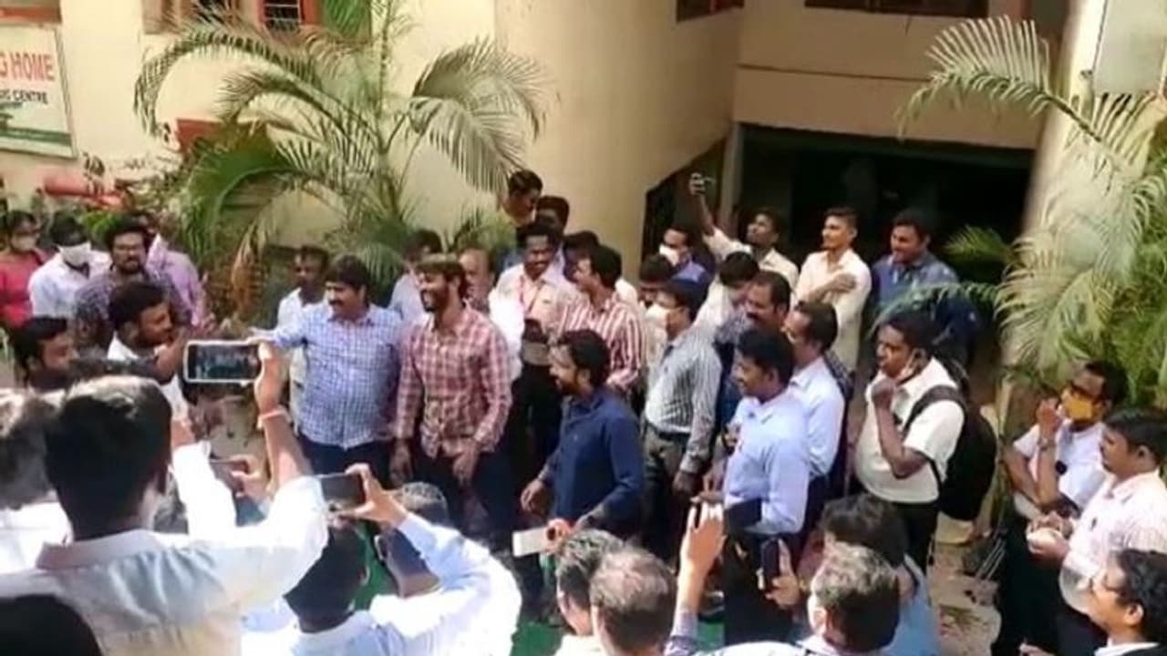 గబ్బర్ సింగ్ పాటకు.. డాక్టర్ ఉమాశంకర్ స్టెప్పులు...(వీడియో) గబ్బర్ సింగ్ పాటకు.. డాక్టర్ ఉమాశంకర్ స్టెప్పులు...(వీడియో)