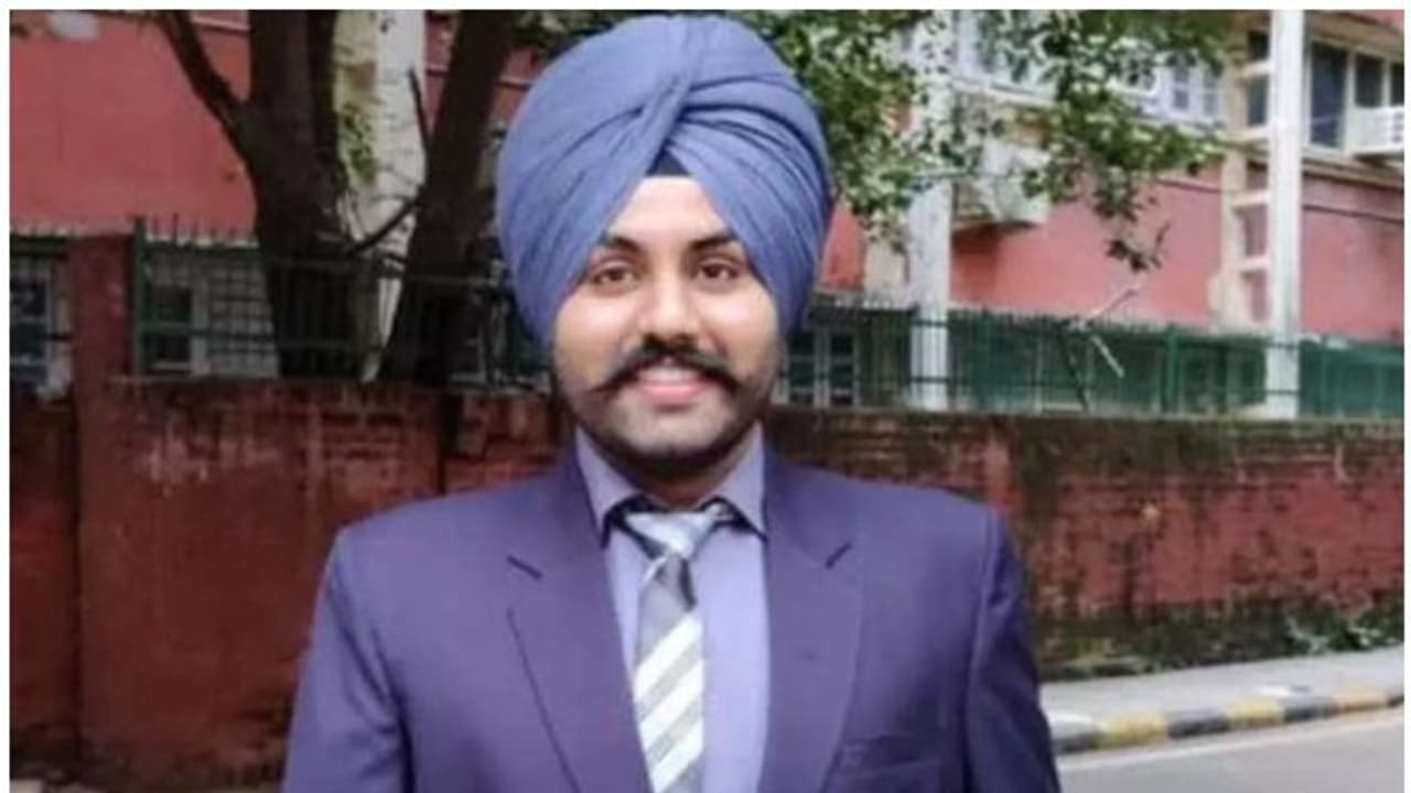 UPSC CSE : 4 തവണ പരാജയം; അഭിമുഖത്തിന് മുമ്പ് അച്ഛന്റെ മരണം; പ്രതിസന്ധികളോട് പൊരുതി നേടിയ സിവിൽ സർവ്വീസ് UPSC CSE : 4 തവണ പരാജയം; അഭിമുഖത്തിന് മുമ്പ് അച്ഛന്റെ മരണം; പ്രതിസന്ധികളോട് പൊരുതി നേടിയ സിവിൽ സർവ്വീസ്