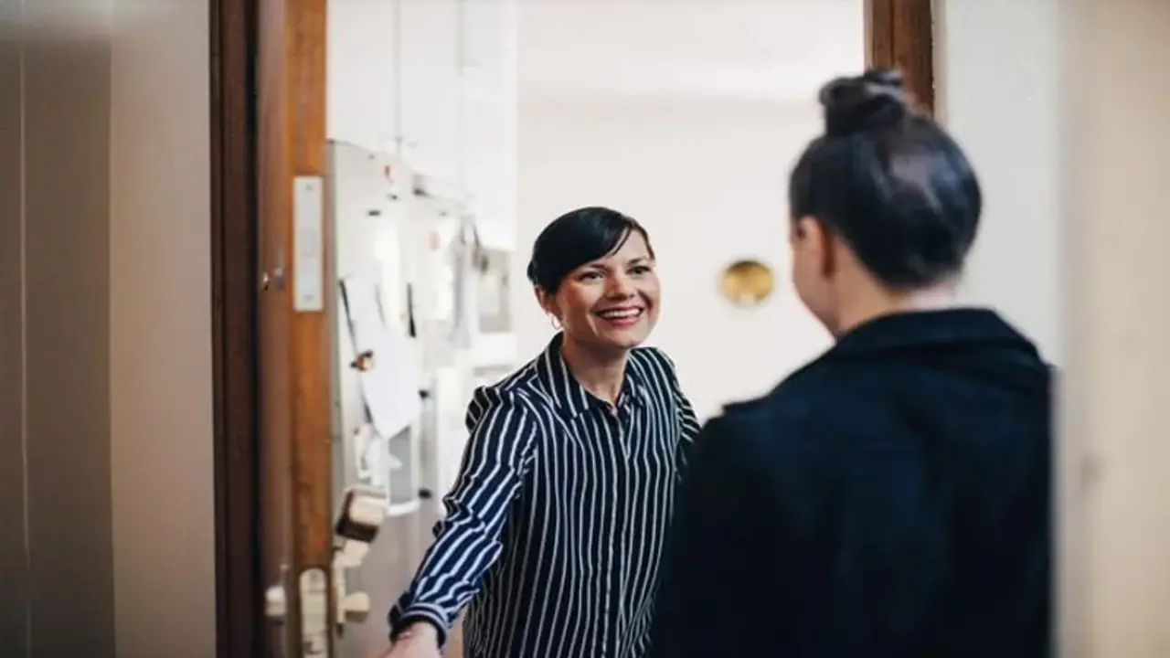 Relationship Tips: पड़ोसियों से रिश्ता मजबूत कर सकती है आपकी ये 5 बातें, आज से ही इसे करना करें शुरू