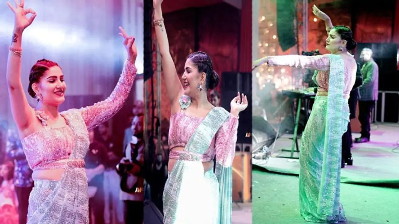साड़ी में Sapna Choudhary ने Mika Singh के साथ स्टेज पर लगाई आग, इस गाने पर जमकर लगाया ठुमका, देखें Video साड़ी में Sapna Choudhary ने Mika Singh के साथ स्टेज पर लगाई आग, इस गाने पर जमकर लगाया ठुमका, देखें Video