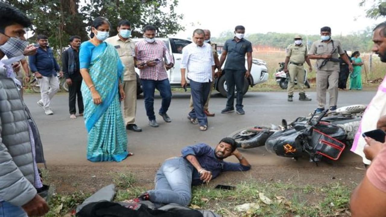 రోడ్డుపై పడివున్న క్షతగాత్రులను కాపాడి... మానవత్వం చాటుకున్న మంత్రి సబితా ఇంద్రారెడ్డి (VIDEO)