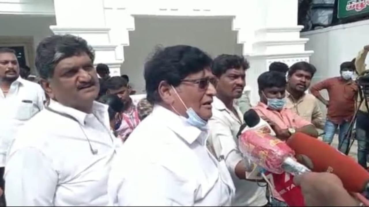 தனி நபராக வந்ததாலும், முன் மொழிய ஆள் இல்லாததாலும் வேட்பு மனு வழங்கப்படவில்லை.. அதிமுக விளக்கம். தனி நபராக வந்ததாலும், முன் மொழிய ஆள் இல்லாததாலும் வேட்பு மனு வழங்கப்படவில்லை.. அதிமுக விளக்கம்.