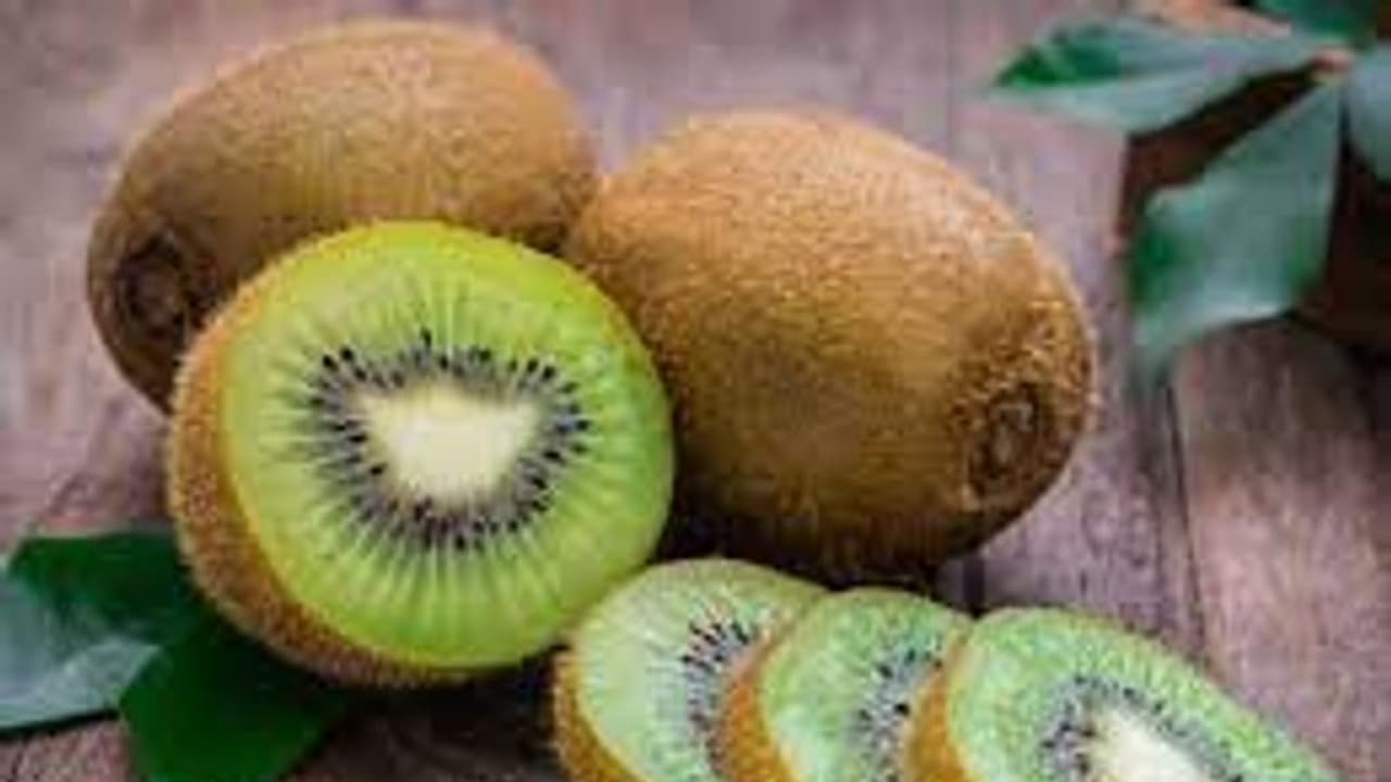Health Benefits of Kiwi : കിവി കഴിച്ചാലുള്ള ആരോ​ഗ്യ​ഗുണങ്ങൾ ഇതൊക്കെയാണ്