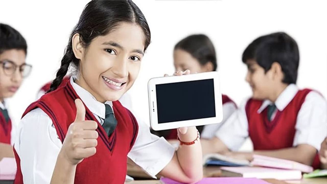 UP News: मुख्य सचिव ने दिए निर्देश, 'DG Shakti' पोर्टल के जरिए होगा टैबलेट व स्मार्ट फोन का वितरण UP News: मुख्य सचिव ने दिए निर्देश, 'DG Shakti' पोर्टल के जरिए होगा टैबलेट व स्मार्ट फोन का वितरण