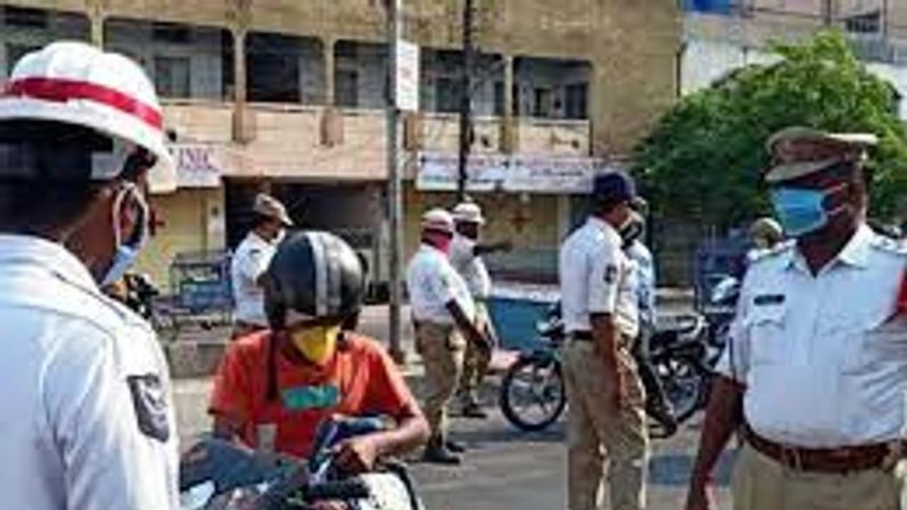 Challan: పెండింగ్ చలాన్లపై భారీ డిస్కౌంట్.. గతేడాది కంటే కూడా సూపర్ ఆఫర్.. ఇలా కట్టేసుకోండి Challan: పెండింగ్ చలాన్లపై భారీ డిస్కౌంట్.. గతేడాది కంటే కూడా సూపర్ ఆఫర్.. ఇలా కట్టేసుకోండి