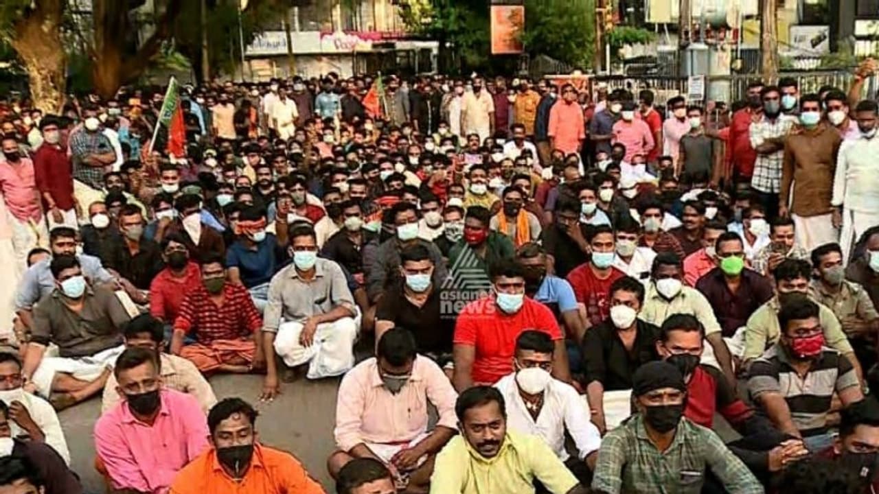Thalassery : നിരോധനാജ്ഞ ലംഘിച്ച് തലശ്ശേരിയിൽ പ്രകടനം നടത്തി ബിജെപി, സുരക്ഷ ശക്തമാക്കി
