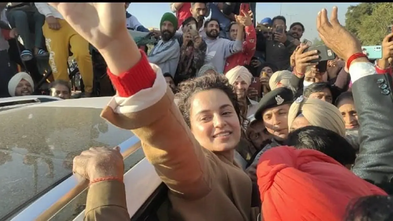 किसानों ने रोकी Bollywood Actress Kangana Ranaut की कार, खालिस्तानी कहने पर माफी की मांग कर रहे किसान