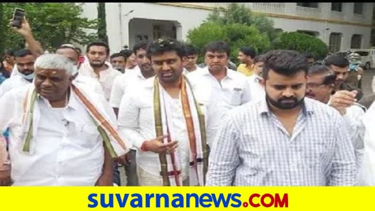 Hassan News : ಜನರತ್ತ ಟೀ ಶರ್ಟ್ ಎಸೆದ ಎಂಎಲ್ಸಿ ಸೂರಜ್ ರೇವಣ್ಣ Hassan News : ಜನರತ್ತ ಟೀ ಶರ್ಟ್ ಎಸೆದ ಎಂಎಲ್ಸಿ ಸೂರಜ್ ರೇವಣ್ಣ