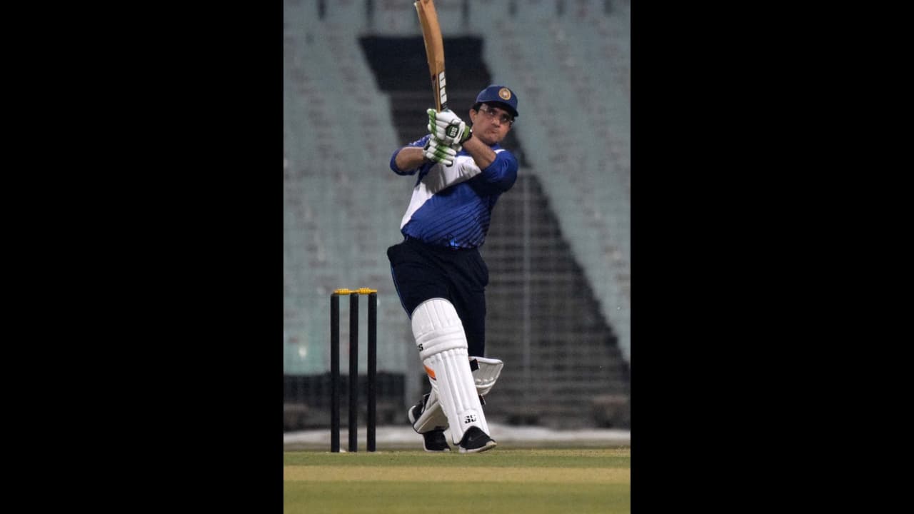 വീണ്ടും സ്റ്റെപ് ഔട്ട് ചെയ്‌ത് തന്‍റെ സ്റ്റൈലന്‍ സിക്‌സ് പായിക്കാന്‍ ഗാംഗുലി; തിരിച്ചുവരവ് അങ്കം പ്രഖ്യാപിച്ചു