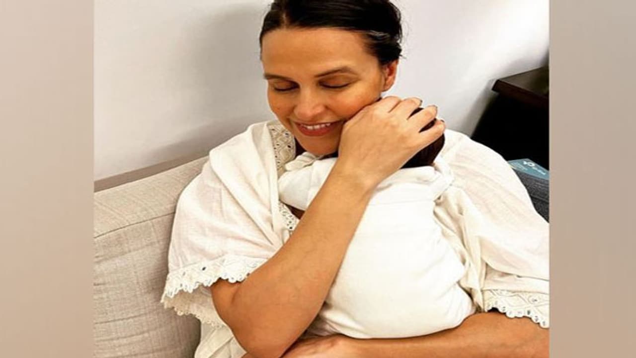 Neha Dhupia ममता में डूबी आईं नजर, दो महीने के बेटे को सीने से लगा शेयर की खूबसूरत तस्वीरें Neha Dhupia ममता में डूबी आईं नजर, दो महीने के बेटे को सीने से लगा शेयर की खूबसूरत तस्वीरें