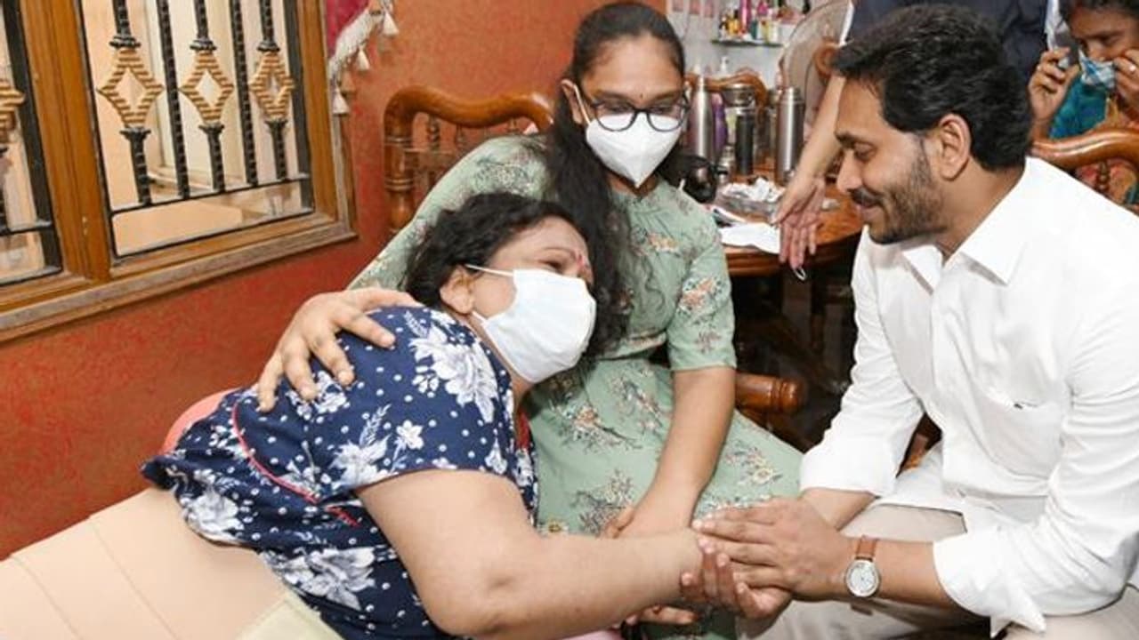 ‘‘అన్నా.. అమ్మ నిన్ను చూడాలంటోంది’’.. పెద్దమనసు చాటుకున్న సీఎం జగన్ ‘‘అన్నా.. అమ్మ నిన్ను చూడాలంటోంది’’.. పెద్దమనసు చాటుకున్న సీఎం జగన్