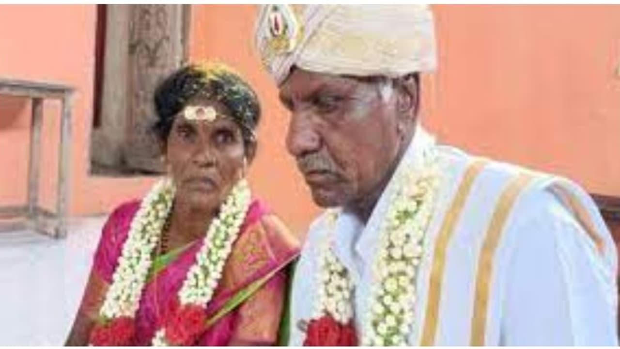 உருக வைக்கும் காதல் கதை..! 35 வருடங்கள் காத்திருந்து காதலியை 65 வயதில் திருமணம் செய்த முதியவர்..! உருக வைக்கும் காதல் கதை..! 35 வருடங்கள் காத்திருந்து காதலியை 65 வயதில் திருமணம் செய்த முதியவர்..!