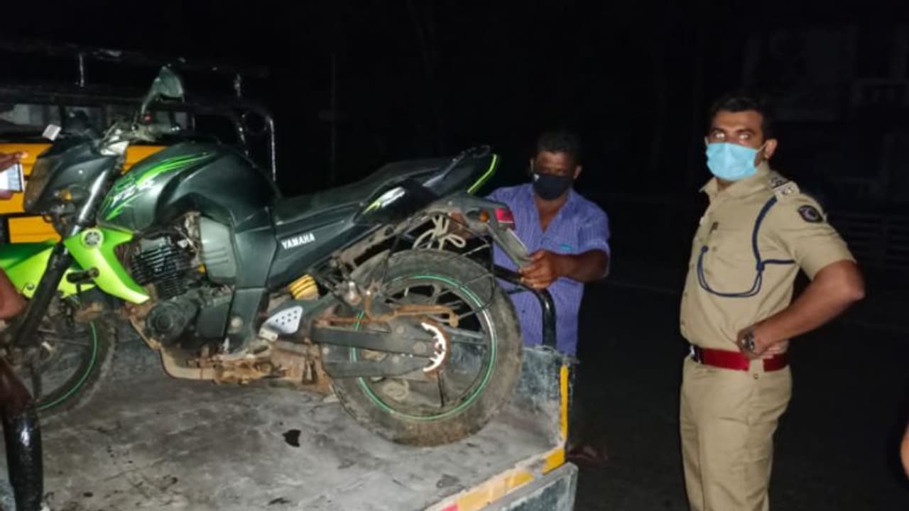 ജോലി കഴിഞ്ഞ് മടങ്ങിയ നഴ്സിന് ബൈക്ക് തട്ടി പരിക്ക്; ബൈക്ക് ഓടിച്ചയാൾ മറ്റൊരു വാഹനത്തില് രക്ഷപ്പെട്ടു ജോലി കഴിഞ്ഞ് മടങ്ങിയ നഴ്സിന് ബൈക്ക് തട്ടി പരിക്ക്; ബൈക്ക് ഓടിച്ചയാൾ മറ്റൊരു വാഹനത്തില് രക്ഷപ്പെട്ടു