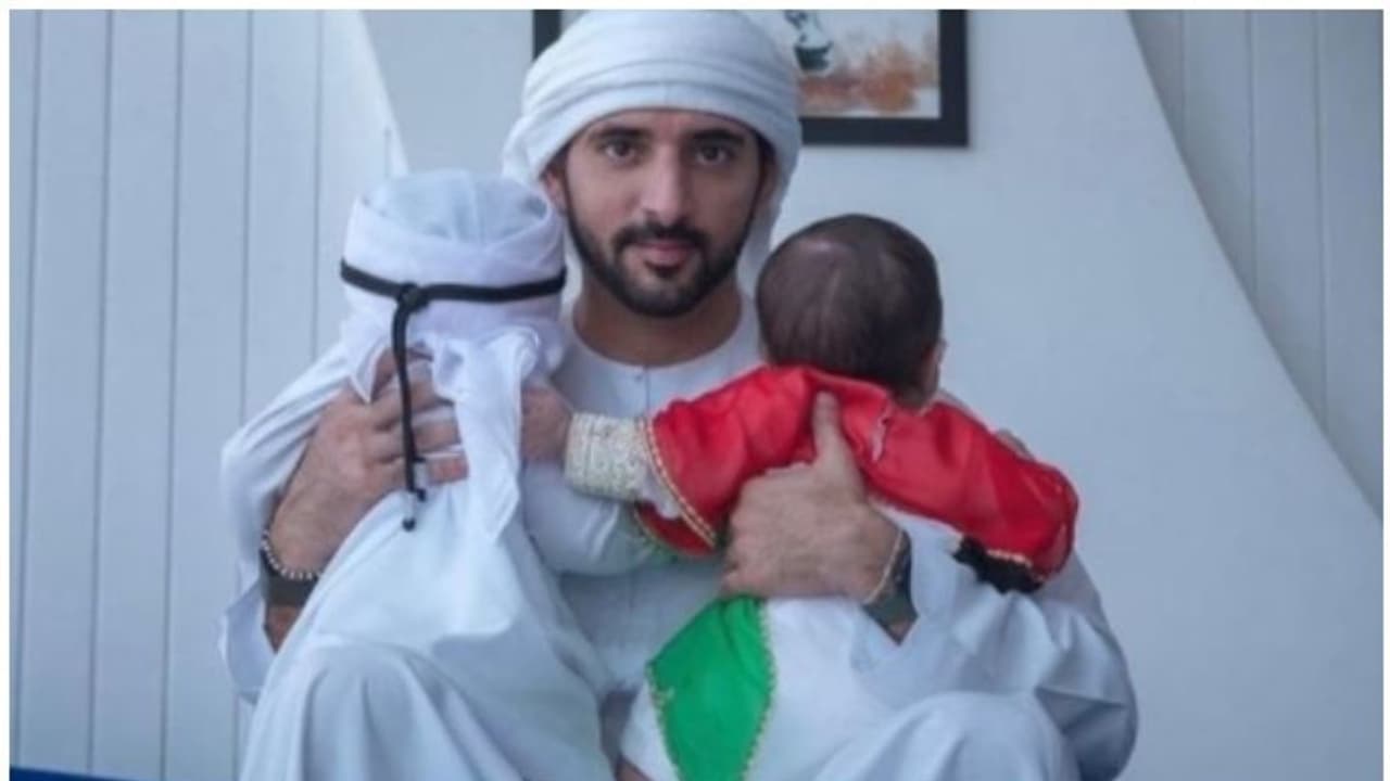 Gulf News : ഇരട്ടക്കുട്ടികളെ ചേര്ത്തണച്ച് ശൈഖ് ഹംദാന്; ദേശീയ ദിനത്തില് വൈറലായി ചിത്രം Gulf News : ഇരട്ടക്കുട്ടികളെ ചേര്ത്തണച്ച് ശൈഖ് ഹംദാന്; ദേശീയ ദിനത്തില് വൈറലായി ചിത്രം