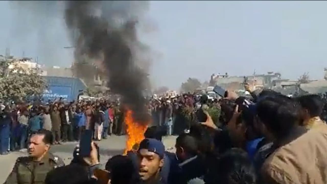 ஆண்டவா.. இந்த பாகிஸ்தான் காரனுங்களுக்கு என்ன தண்டணை..இலங்கை தொழிலாளியை உயிரோடு எரித்த பாகிஸ்தான் வெறியர்கள்.. ஆண்டவா.. இந்த பாகிஸ்தான் காரனுங்களுக்கு என்ன தண்டணை..இலங்கை தொழிலாளியை உயிரோடு எரித்த பாகிஸ்தான் வெறியர்கள்..