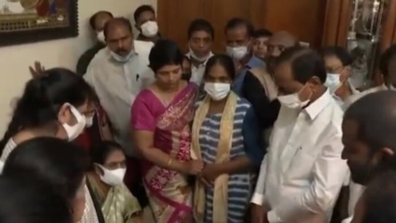 Konijeti Rosaiah Death: రోశయ్య పార్థివదేహానికి సీఎం కేసీఆర్ నివాళి.. Konijeti Rosaiah Death: రోశయ్య పార్థివదేహానికి సీఎం కేసీఆర్ నివాళి..