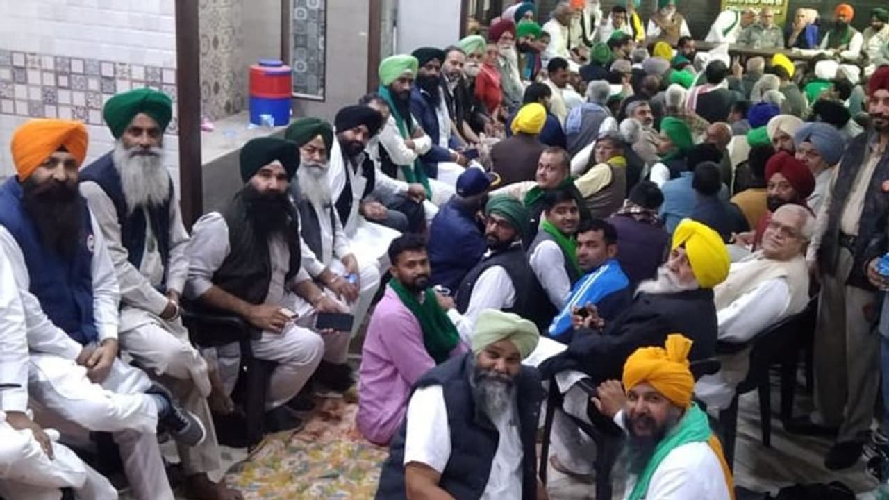 Kisan Andolan: संयुक्त मोर्चा का दावा 702 किसानों की हुई मौत, MSP कमेटी के लिए 5 नामों पर नहीं हो सका फैसला Kisan Andolan: संयुक्त मोर्चा का दावा 702 किसानों की हुई मौत, MSP कमेटी के लिए 5 नामों पर नहीं हो सका फैसला