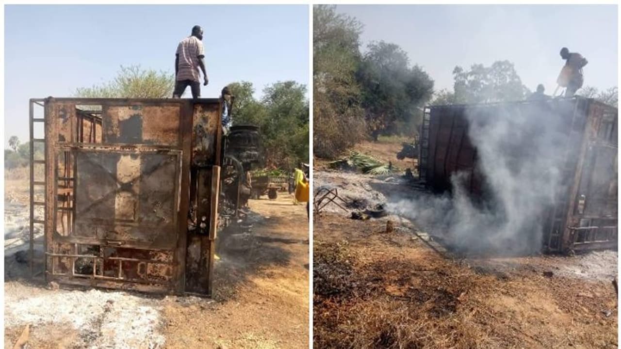 ఆఫ్రికాలో మరోసారి ఉగ్రదాడి.. బస్సుపై విచక్షణారహిత కాల్పులు.. 32 మంది దుర్మరణం ఆఫ్రికాలో మరోసారి ఉగ్రదాడి.. బస్సుపై విచక్షణారహిత కాల్పులు.. 32 మంది దుర్మరణం