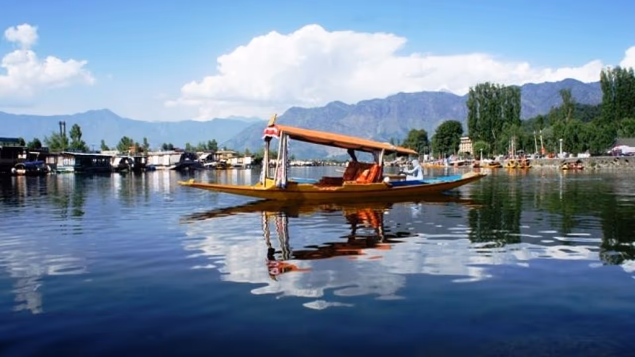 పెరిగిన పర్యాటకం.. కాశ్మీర్ మారుమూల ప్రాంతాల్లోనూ హోటళ్ల విస్తరణ: ముస్తాక్ ఛాయా పెరిగిన పర్యాటకం.. కాశ్మీర్ మారుమూల ప్రాంతాల్లోనూ హోటళ్ల విస్తరణ: ముస్తాక్ ఛాయా