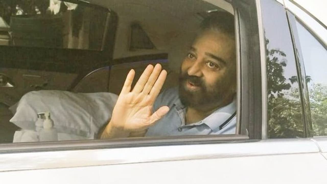 Kamal Haasan : இவிபிக்கி மாஸ் என்ட்ரி கொடுத்த கமல்;ஓய்வின்றி ரசிகர்களை உற்சாகப்படுத்தும் உலக நாயகன்!! Kamal Haasan : இவிபிக்கி மாஸ் என்ட்ரி கொடுத்த கமல்;ஓய்வின்றி ரசிகர்களை உற்சாகப்படுத்தும் உலக நாயகன்!!