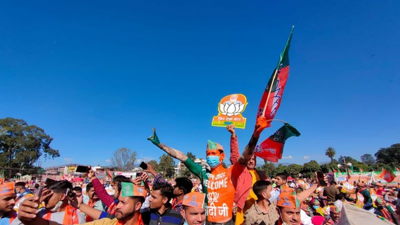 PM Uttarakhand Visit: कोई BJP के झंडे वाले ड्रेस में तो कोई शरीर पर पेंट कराकर पहुंचा PM Modi के स्वागत में... PM Uttarakhand Visit: कोई BJP के झंडे वाले ड्रेस में तो कोई शरीर पर पेंट कराकर पहुंचा PM Modi के स्वागत में...