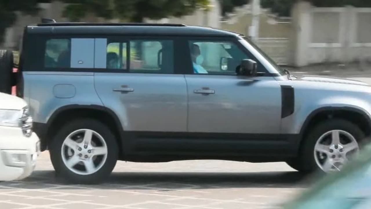 Jio Garage : അംബാനീപുത്രനുമായി റോഡിലൊഴുകി ജിയോ ഗാരേജിലെ വാഹനങ്ങളത്രയും, നായകന്‍ ഡിഫന്‍ഡര്‍!