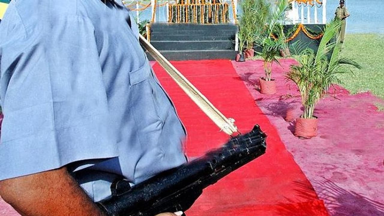 ‘మంత్రి గన్ మెన్ ని తలుచుకుంటే ఏదైనా చేస్తా’.. భూకబ్జాలో నాలుగేళ్లుగా రైతులకు వేధింపులు.. ‘మంత్రి గన్ మెన్ ని తలుచుకుంటే ఏదైనా చేస్తా’.. భూకబ్జాలో నాలుగేళ్లుగా రైతులకు వేధింపులు..