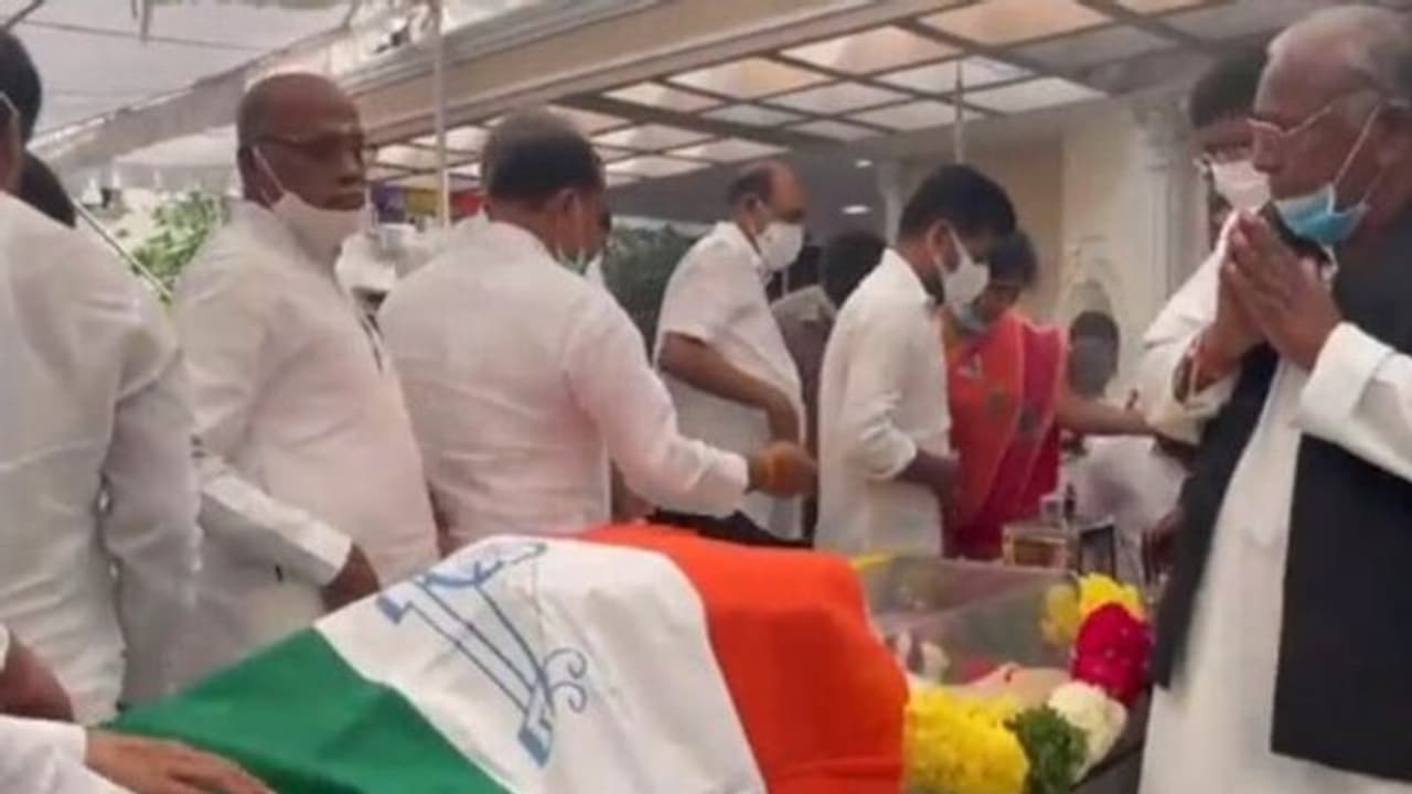 కన్నీటి వీడ్కోలు: అధికారిక లాంఛనాలతో రోశయ్య అంత్యక్రియలు కన్నీటి వీడ్కోలు: అధికారిక లాంఛనాలతో రోశయ్య అంత్యక్రియలు