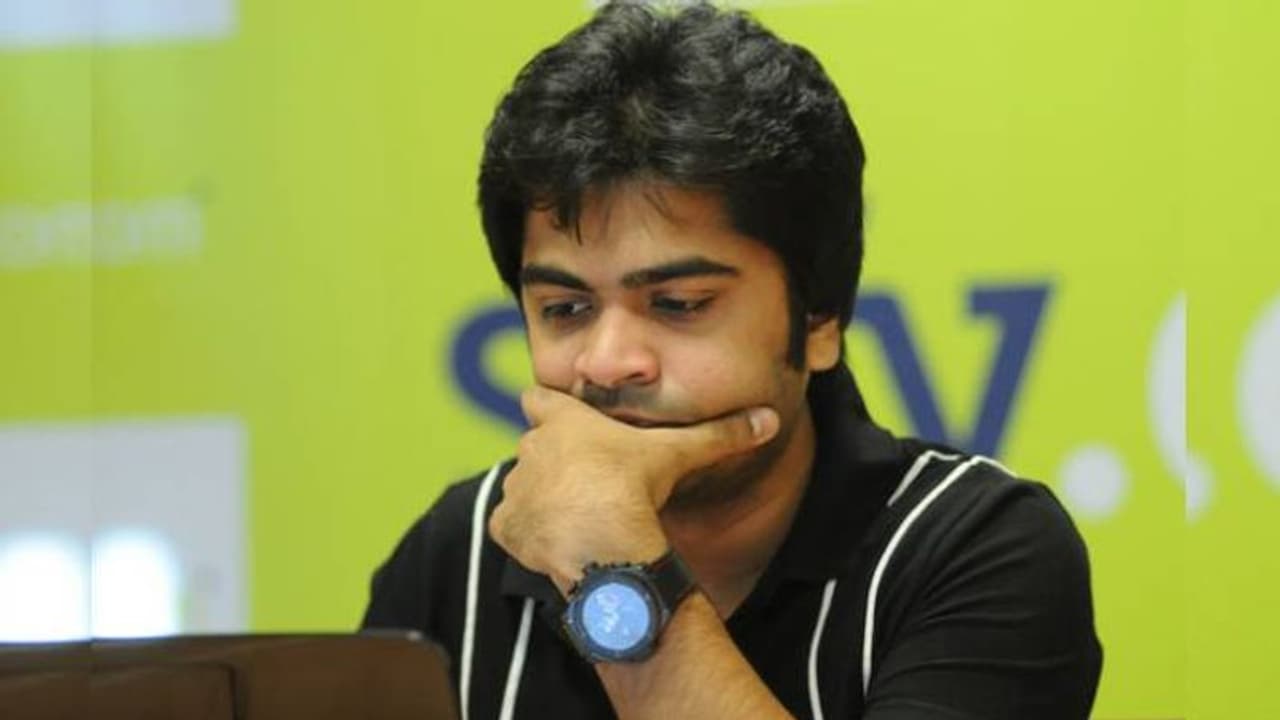 Simbu : பீர் பாட்டிலால் அடித்து மண்டையை உடைக்கும் சிம்பு... வீடியோ வெளியிட்ட தயாரிப்பாளர் கடுப்பான ரசிகர்கள்