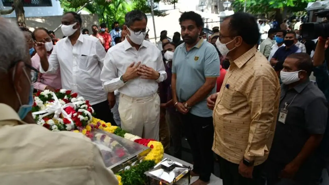 Konijeti Rosaiah Death: రోశయ్య పార్థీవదేహానికి నివాళులర్పించిన సీజేఐ ఎన్వీ రమణ.. Konijeti Rosaiah Death: రోశయ్య పార్థీవదేహానికి నివాళులర్పించిన సీజేఐ ఎన్వీ రమణ..