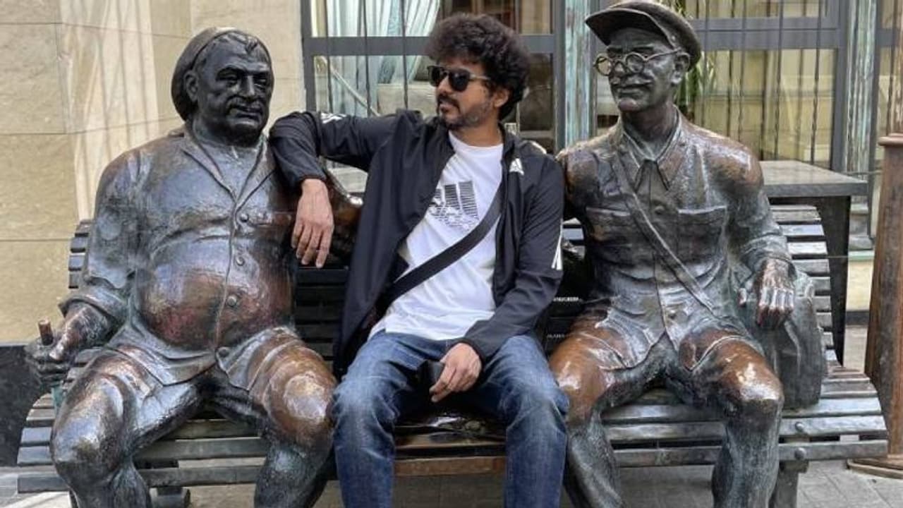 Beast movie : கேசுவல் லுக்கில் தளபதி.... வைரலாகும் ‘பீஸ்ட்’ விஜய்யின் ஷூட்டிங் ஸ்பாட் புகைப்படம் Beast movie : கேசுவல் லுக்கில் தளபதி.... வைரலாகும் ‘பீஸ்ட்’ விஜய்யின் ஷூட்டிங் ஸ்பாட் புகைப்படம்