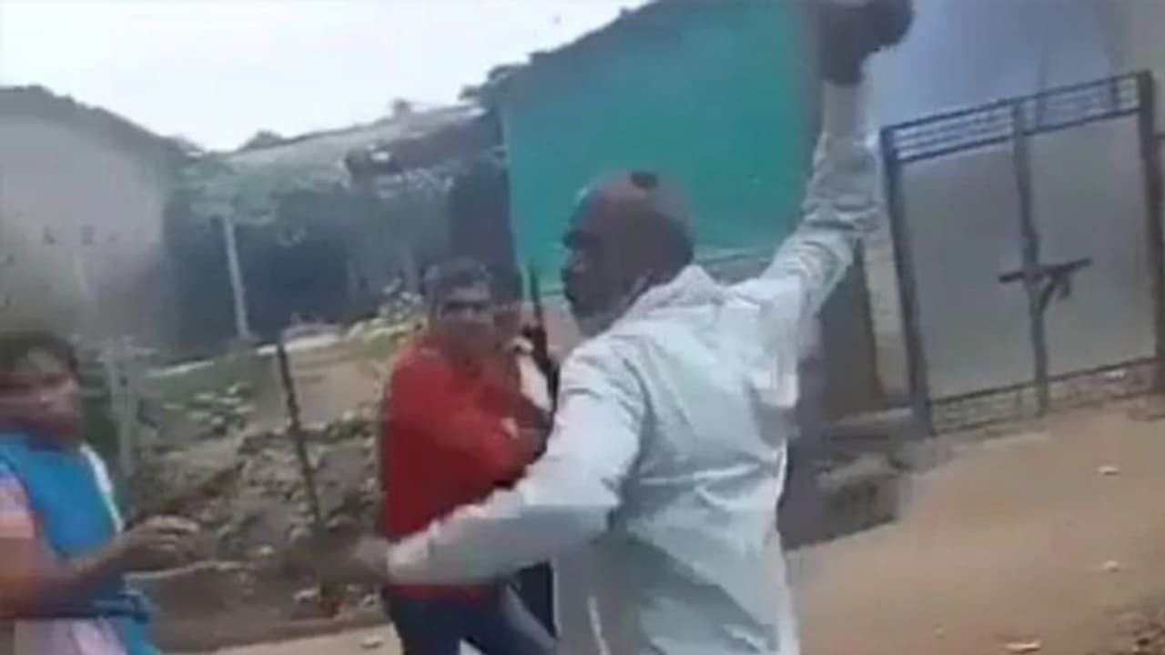 शर्मनाक: CM Shivraj के गृह जिले में वैक्सीनेशन टीम को दौड़ा दौड़ाकर पीटा, बोले हमें कोरोना से कोई डर नहीं!