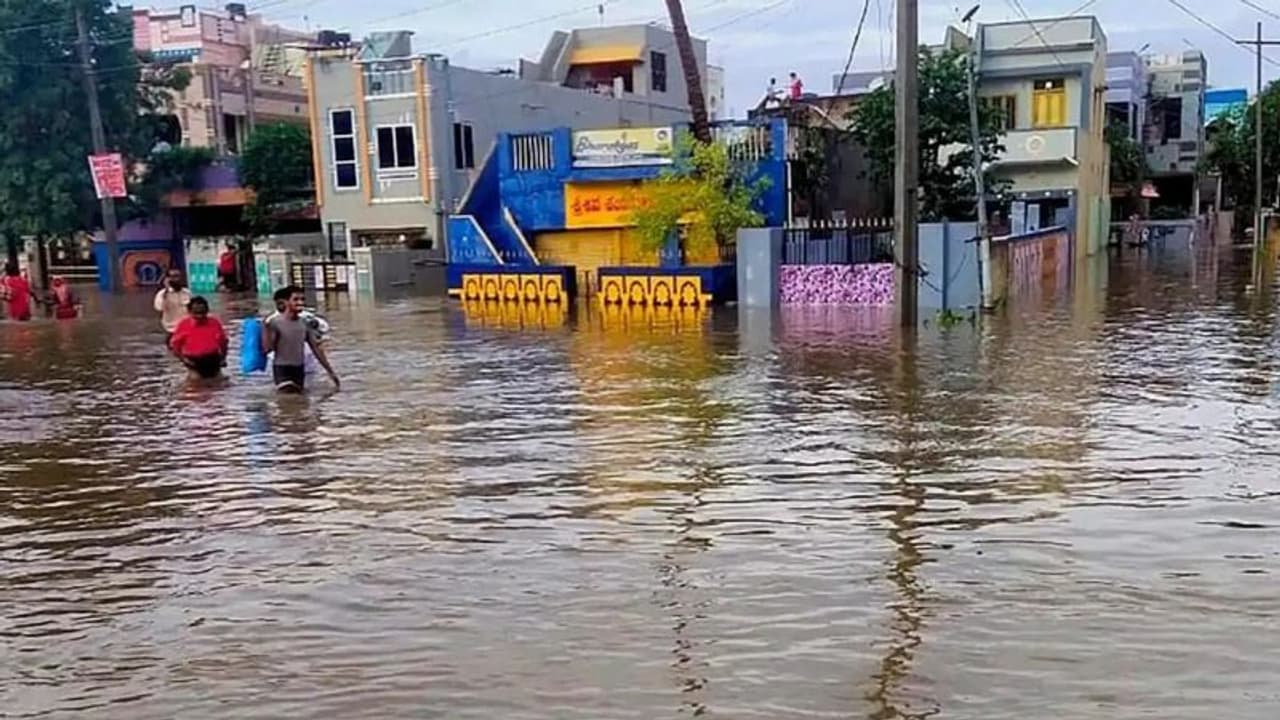 Telugu Actors : வெள்ளத்தில் மூழ்கிய ஆந்திராவிற்கு நிதி உதவி செய்த தெலுங்கு ஹீரோஸ் !! Telugu Actors : வெள்ளத்தில் மூழ்கிய ஆந்திராவிற்கு நிதி உதவி செய்த தெலுங்கு ஹீரோஸ் !!